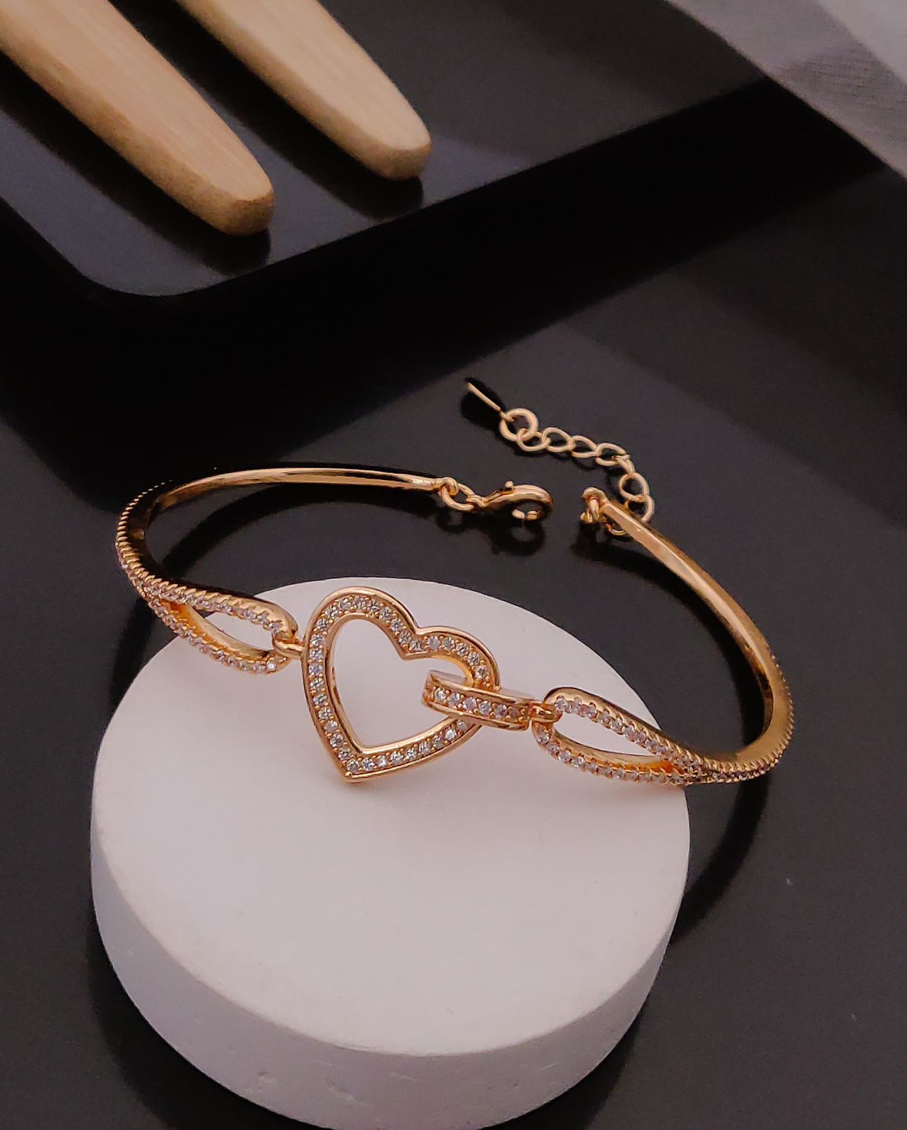 Heart design hand bracelet
