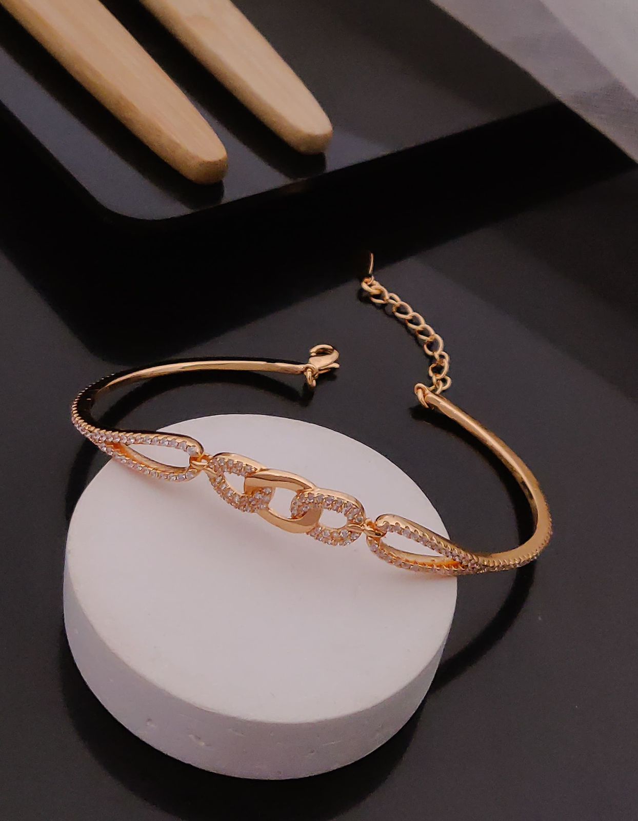 Hand bracelet